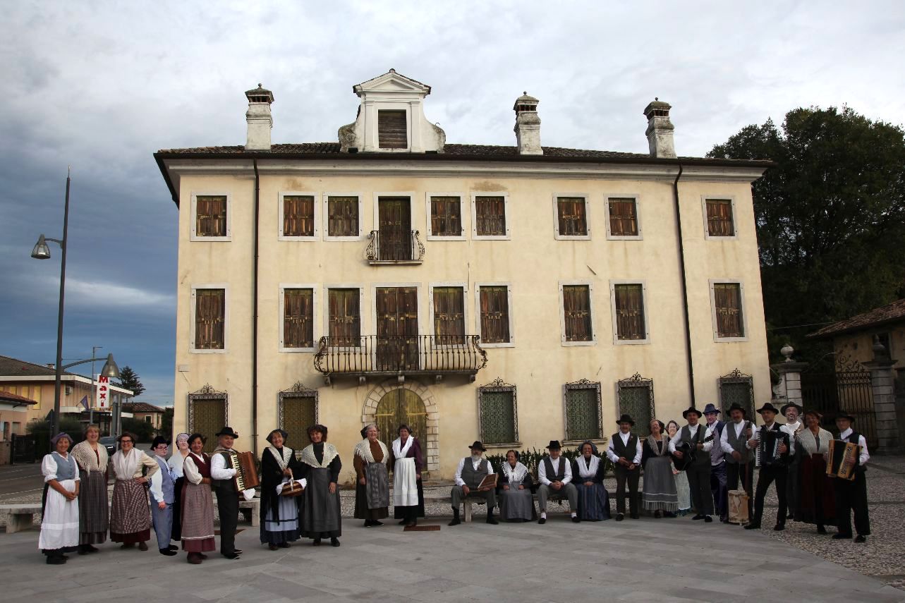 coro davanti palazzo priuli tutti