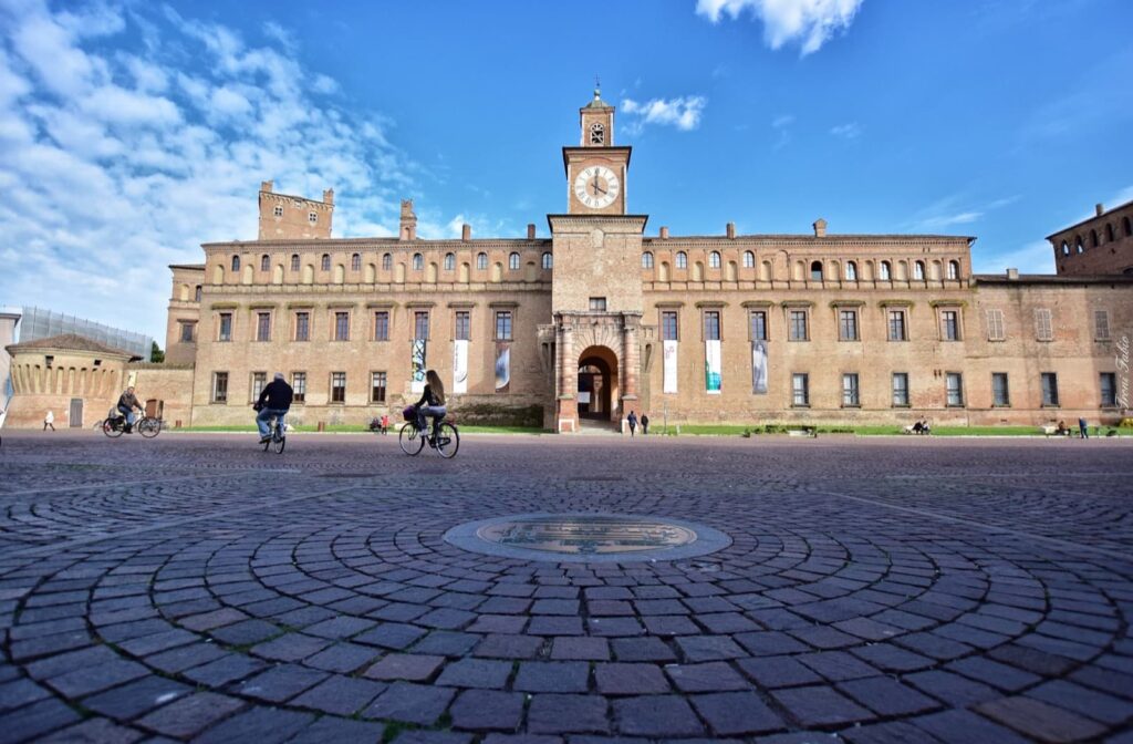Carpi-MO-PalazzodeiPio_bici-ph.InCarpi-Facebook-CCBYNCSA